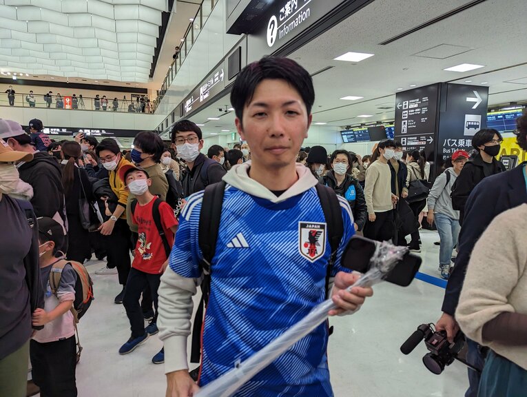 サムライブルーの出で立ちで傘を刀のように持つ長澤さん　©Number Web