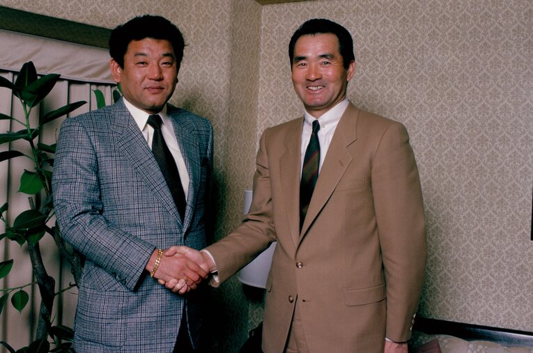 長嶋と握手する江夏　©Sports Graphic Number