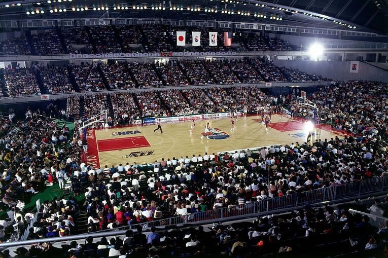 観客で埋め尽くされた1990年のジャパンゲーム　©NBA/Getty Images