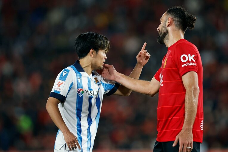 味方選手への激しいファールに怒りをあらわにする久保とそれをなだめるムリキ　©Daisuke Nakashima