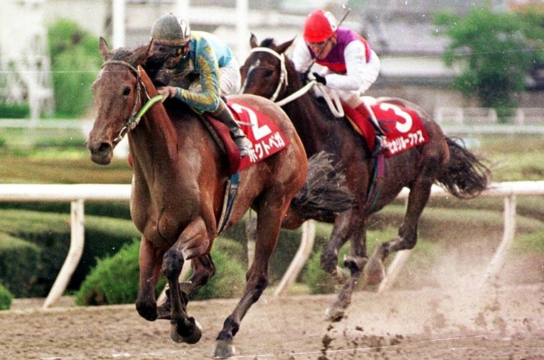 2004年に閉場した「高崎競馬場」今は何がある？ 写真は1996年群馬記念、横山典弘が乗るホクトベガが勝利 ／ photograph by Sankei Shimbun