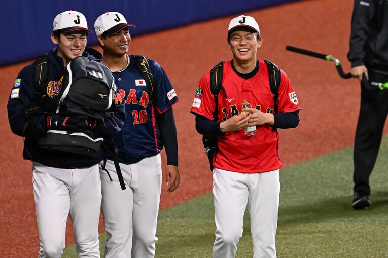 オリックスコンビと談笑する佐々木　©︎Nanae Suzuki