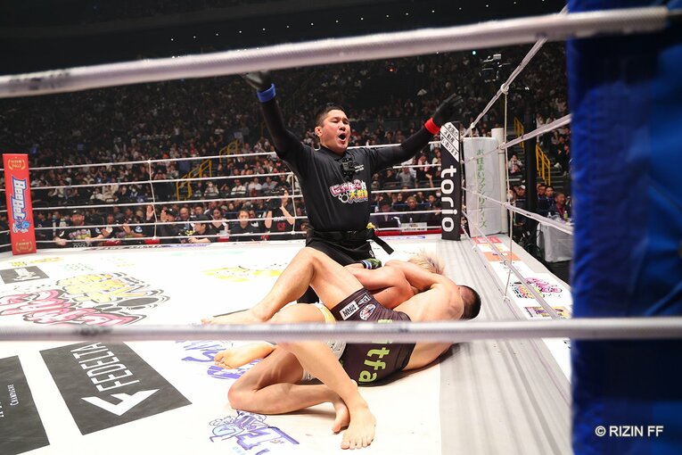 堀口恭司が神龍誠を仕留めたリアネイキッドチョーク（3枚目／全3枚）©RIZIN FF