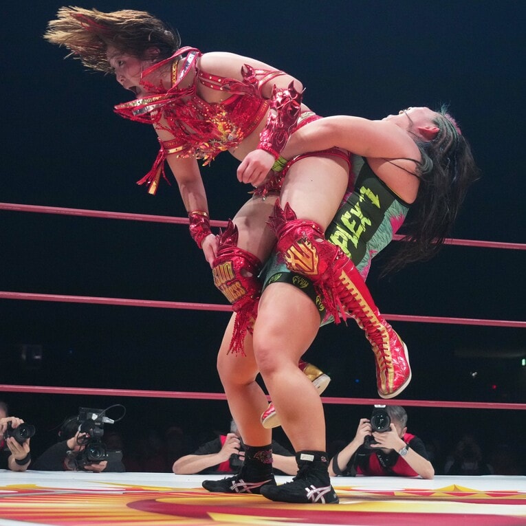 Sareeeを投げる橋本千紘　©Essei Hara