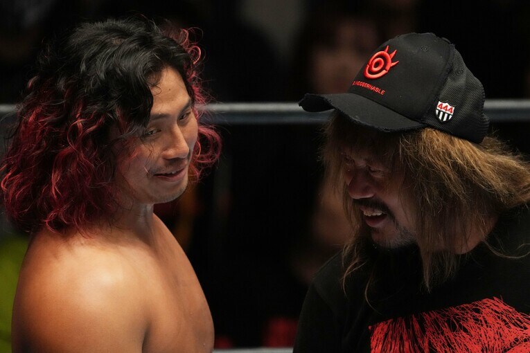 笑顔を見せる高橋ヒロムと内藤哲也　©Masashi Hara