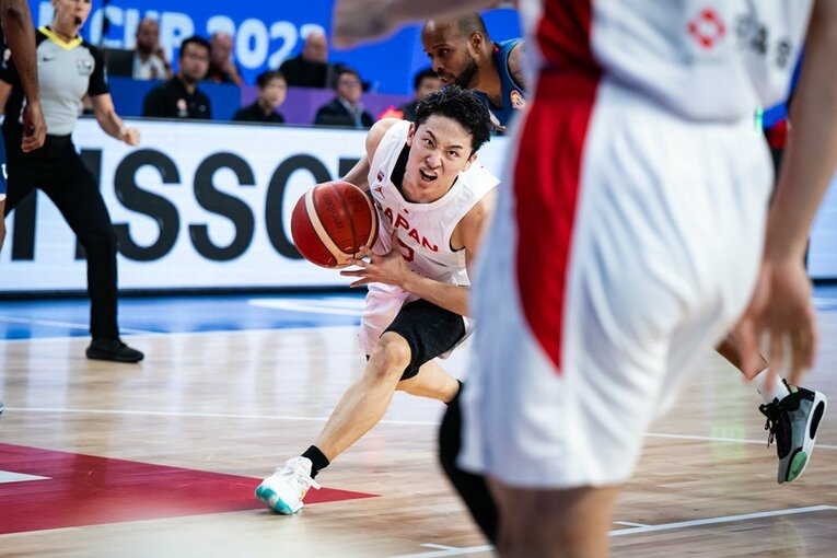 前線からのディフェンスでも活躍したPGの河村　©FIBA