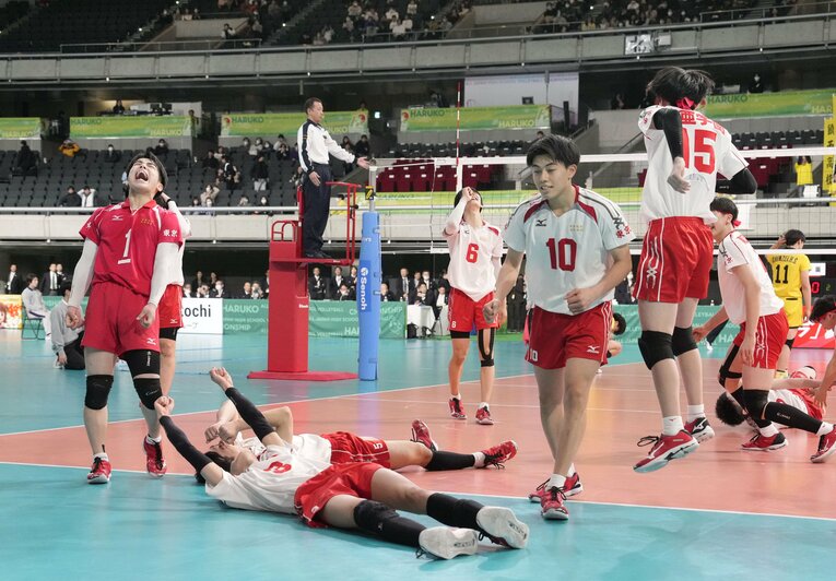 準々決勝で鎮西を破った東亜学園。両校ともに数時間前に3回戦を戦っており、コンディション調整に苦労した　©︎KYODO