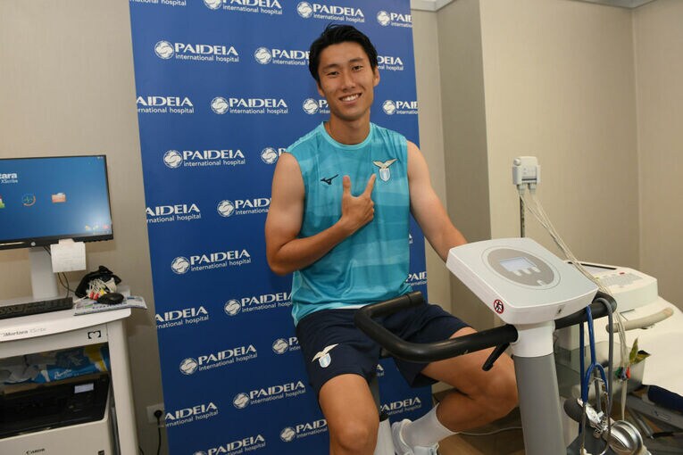 ラツィオ移籍でメディカルチェックに臨む鎌田（ラツィオ加入直後の写真全5枚の4枚目）　©Getty Images