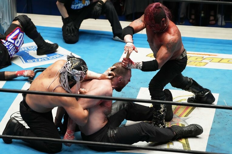 7月4日、後楽園ホール。エル・デスペラードがジョン・モクスリーを拘束し、葛西純が脳天に竹串を突き刺す