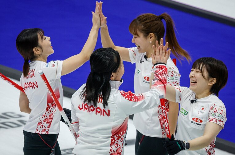 世界選手権で準決勝進出を果たしたロコ・ソラーレ。フォルティウス勢とともに彼女たちを長年見つめた地元紙の記者に話を聞いた ／ photograph by AP/AFLO