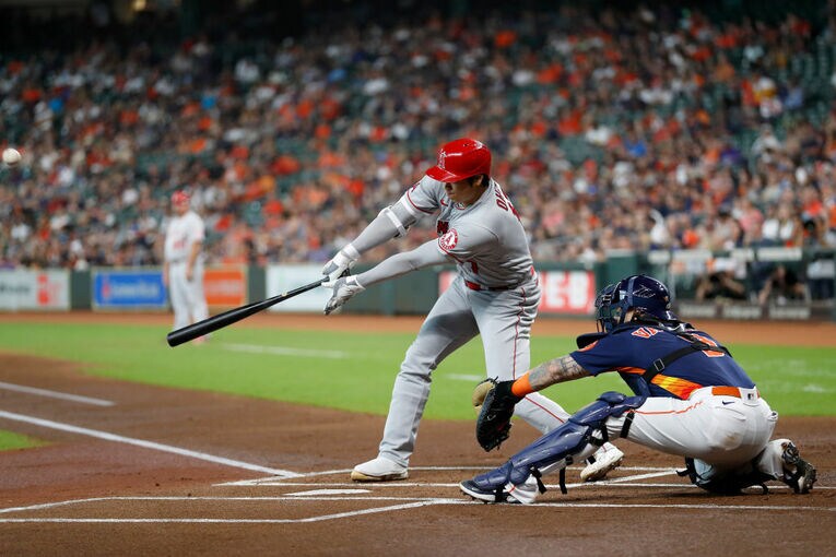 大谷の34号本塁打。「右手1本」で持っていった　©Getty Images