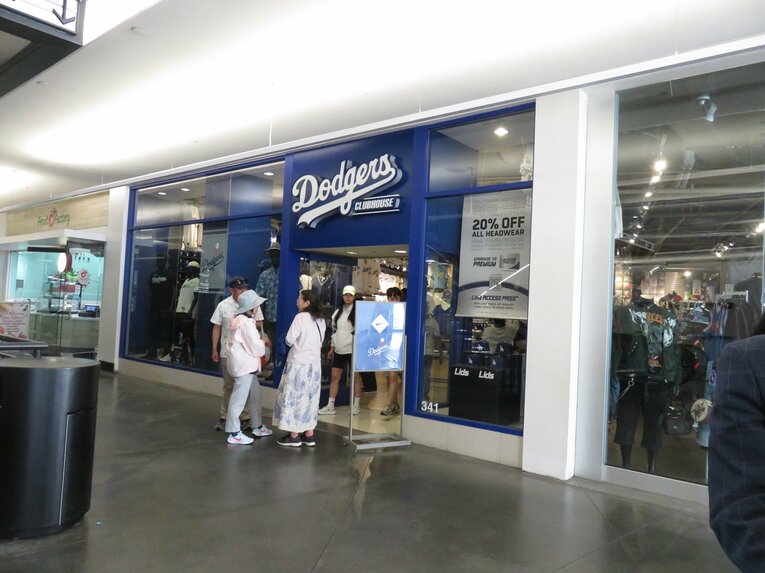 ハリウッドにあるドジャースライセンスショップ　©Kou Hiroo