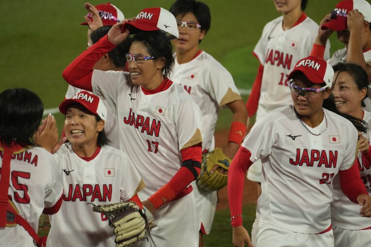 金メダルを獲得し、笑顔の上野と後藤