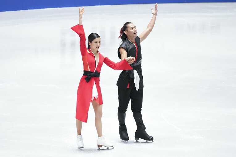 NHK杯SPで演技を行う村元＆高橋