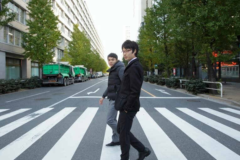 「山の神」ふたりのビートルズ風ショット　©︎Atsushi Hashimoto