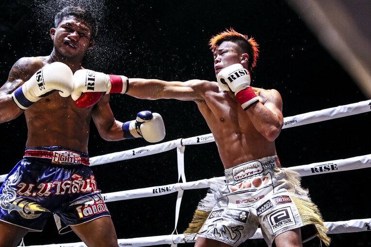 前進するロッタンに右を合わせる那須川天心　©Susumu Nagao