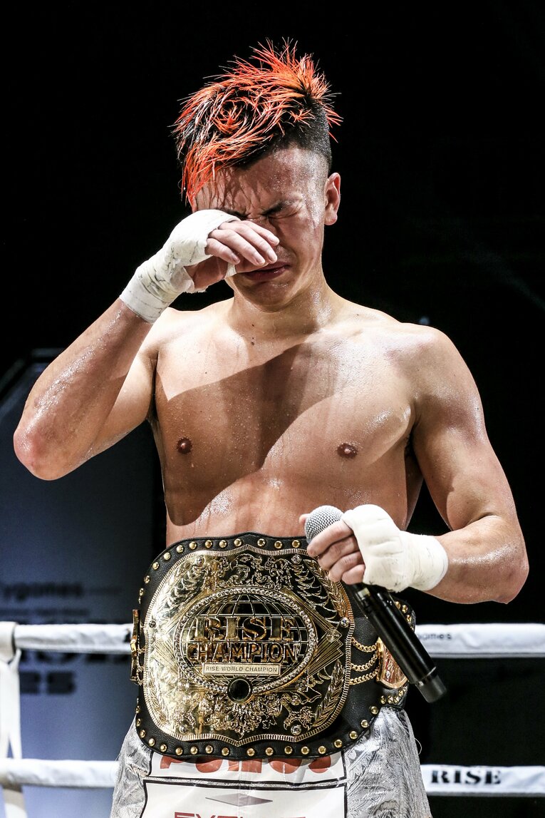 マイクを手に涙を見せる那須川天心　©Susumu Nagao