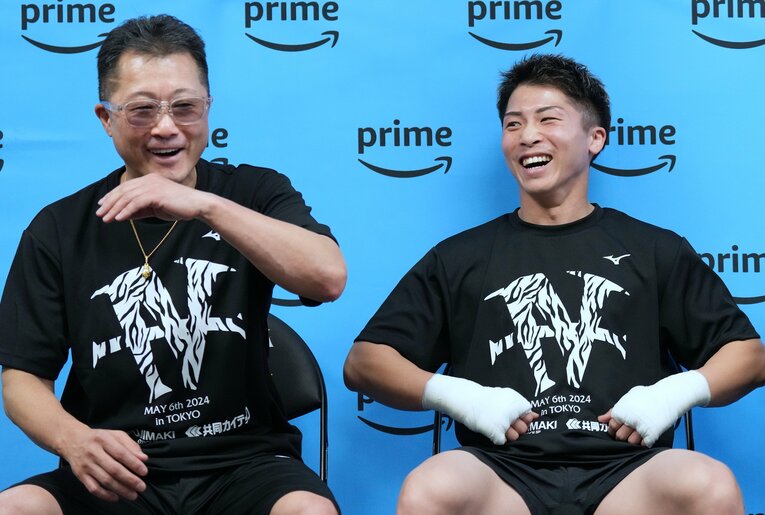 笑顔を浮かべる井上尚弥と父・真吾トレーナー　©Naoki Fukuda