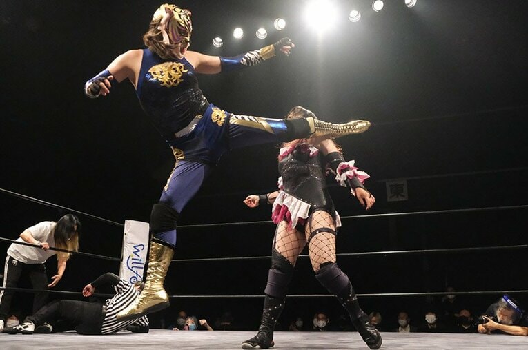 9月5日のデビュー第2戦にて、対戦相手の佐藤綾子に初代さながらのローリングソバットを見舞うタイガー・クイーン ／ photograph by Norihiro Hashimoto