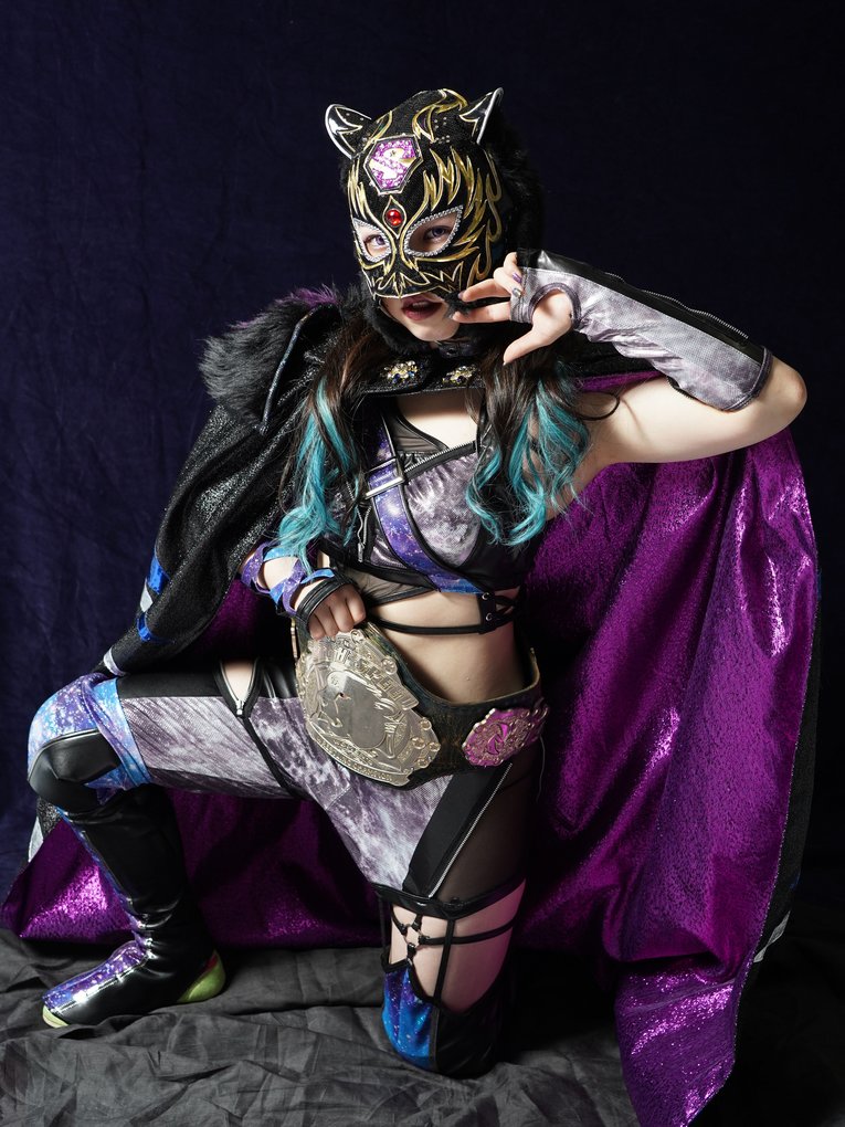 腰に巻いたベルトには「NEO」の文字が刻まれている