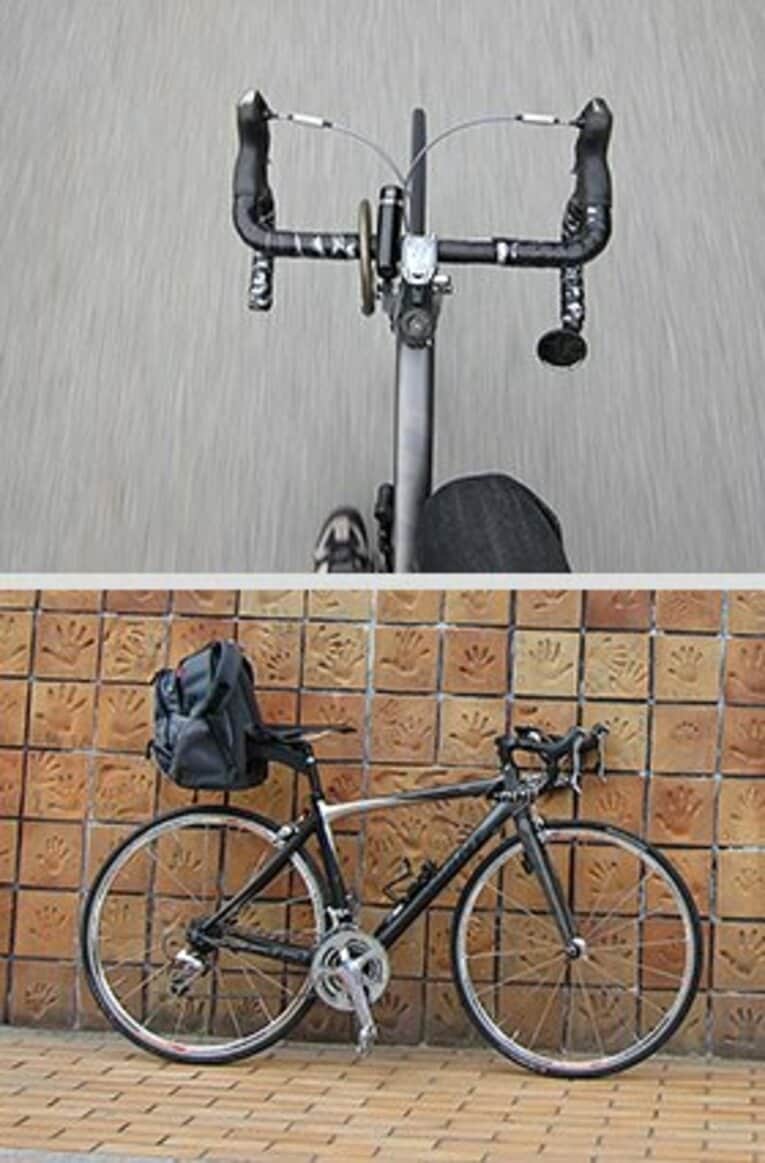 【写真上】 ロードの軽やかな安定感は、このように両手放しで写真が楽々撮れるほど（広い駐車場で撮ってます）。
【写真下】 ポタリングをするべくカバンをサドルの後ろにつけた状態。ちょっと変……かなぁ。