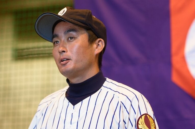 2019年夏の岩手大会決勝。試合後にメディアから質問を受ける國保陽平監督（当時32歳） ／ photograph by Asami Enomoto
