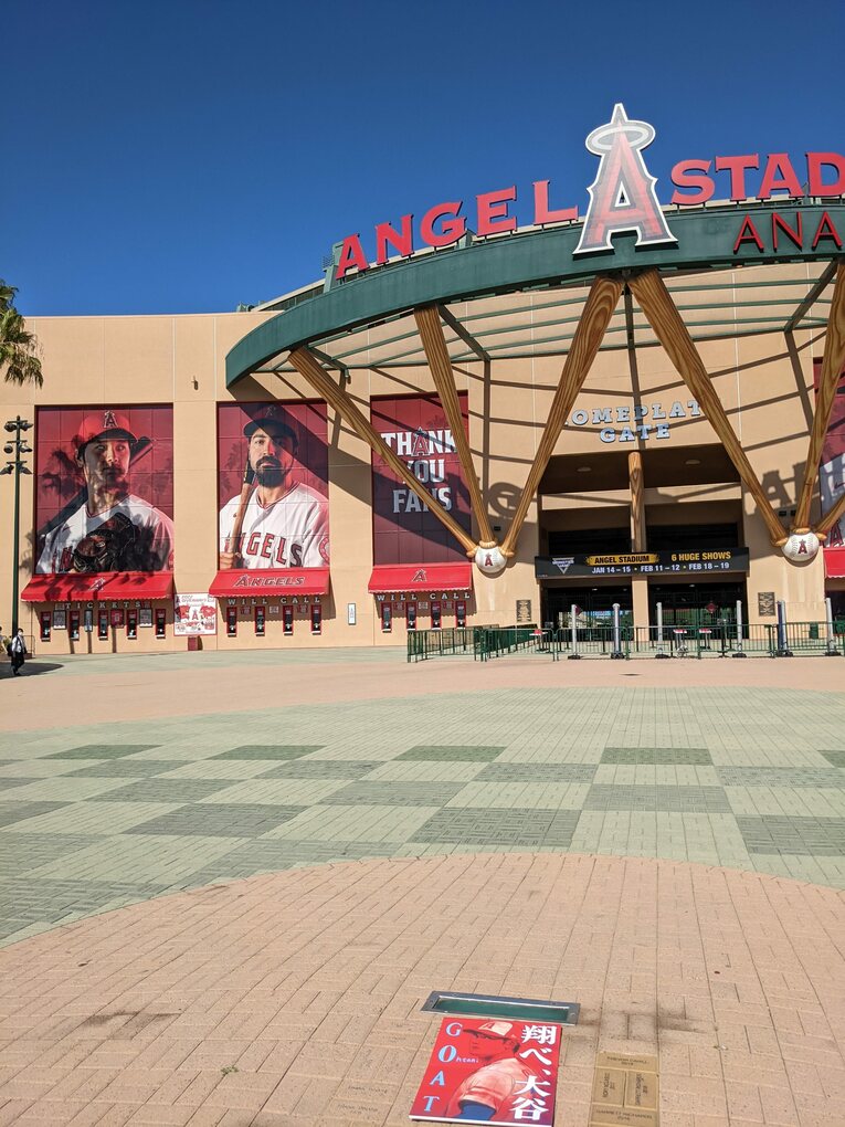 大谷翔平をめぐる“プチ奇跡”？ 女子留学生グループに応援ボードを託したら「初観戦でオオタニさんの投げたボールが…」(5)