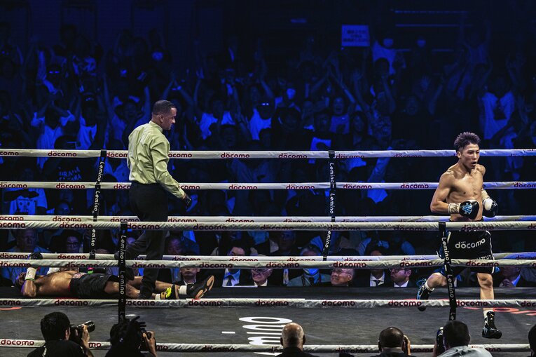 仰向けにダウンしたフルトン。ダメージは深刻だった（3枚目／全3枚）　©Takuya Sugiyama