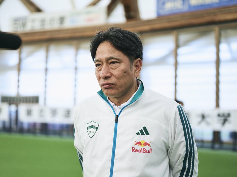 大会後には厳しい表情も見せた青学大の原監督　©Yuki Suenaga
