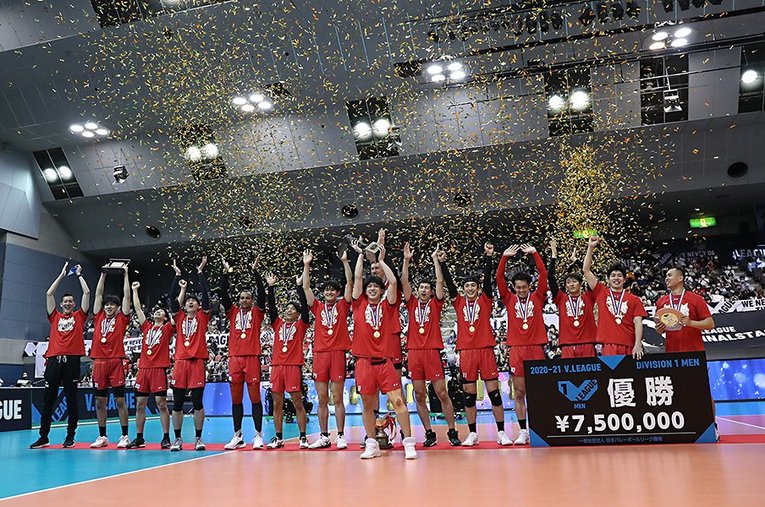 14年ぶりの優勝を果たしたサントリーサンバーズ。その裏には主将を務めたセッター大宅真樹の成長があった ／ photograph by V.LEAGUE