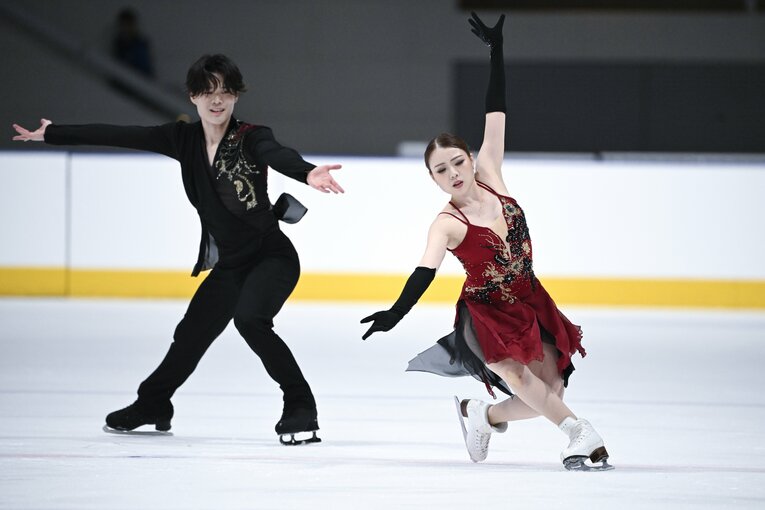 初の国際大会出場となった「木下グループ杯」で演技を行う紀平梨花・西山真瑚　©Asami Enomoto【スワイプするとそのほかの写真もご覧になれます】