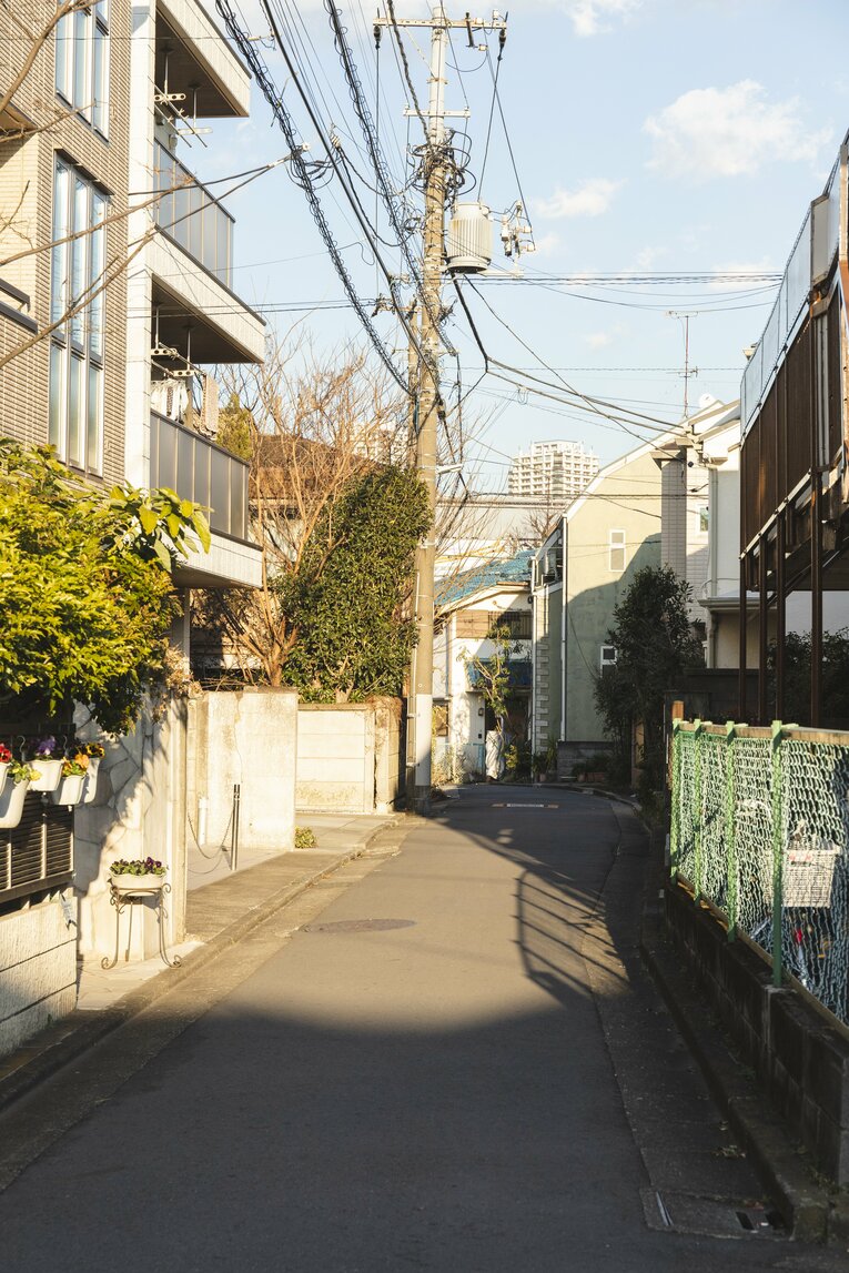 この細い路地こそ目黒競馬場、馬の走路のカーブである（より正確には、競馬場の外周に沿って通っていた道路がそのまま残っているものとみられる）