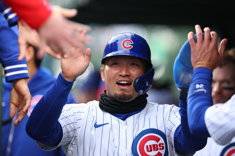 ホームランを放ち手洗い祝福を受ける鈴木誠也　©Getty Images