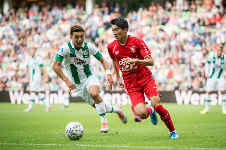 トゥエンテ時代の中村敬斗と堂安律（フローニンゲン）とのマッチアップ　©︎Getty Images