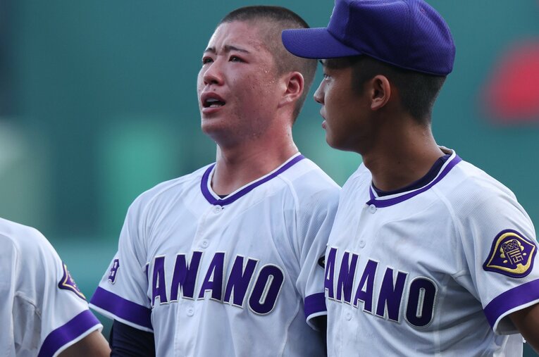 沖縄尚学に敗れ、泣き崩れる金足農の吉田大輝 ／ photograph by JIJI PRESS