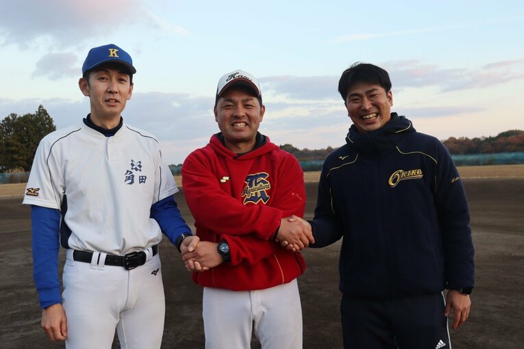 昨年11月には加美農を訪問し練習試合などを見学した。（左から）角田高・原田一貴監督、加美農・佐伯友也監督。少人数野球部の指導の悩みを分かち合った ©Yuki Kashimoto