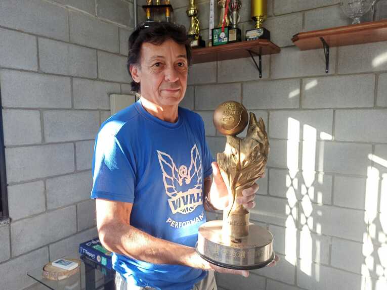 1994年のJリーグMVPトロフィーを手に　©Hiroaki Sawada