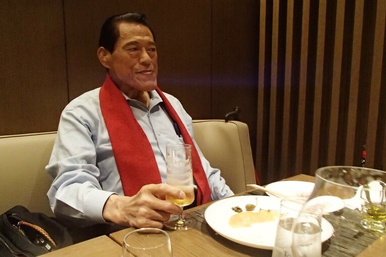 ビールを手にスモークサーモンを食べる猪木。2020年9月、オークラのオーキッドで