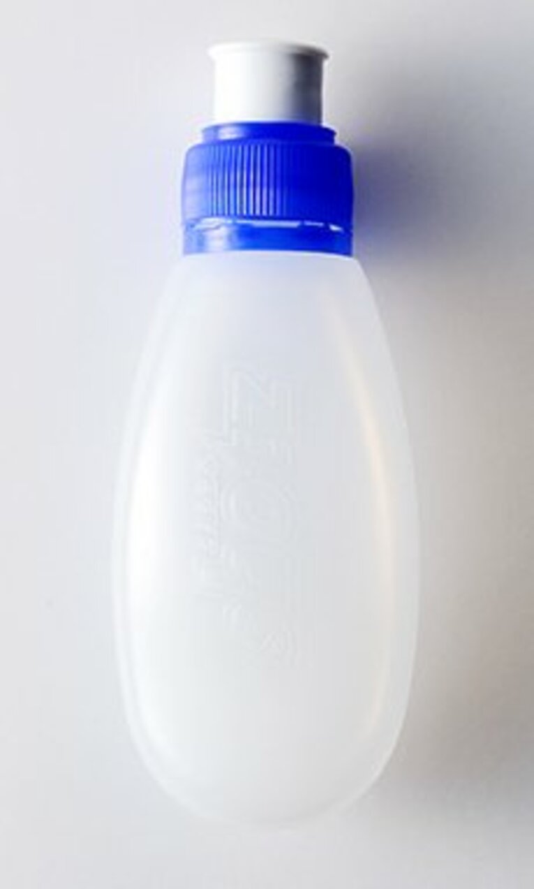 ショッツ3本分が入るオリジナルのフラスクボトル。レース本番や練習前にエナジージェルを入れておくと（必要に応じて水で薄める）、チョコやフルーツなどと違って無用なゴミが出ることもないし、手が汚れることもない。125ml、480円。                                 