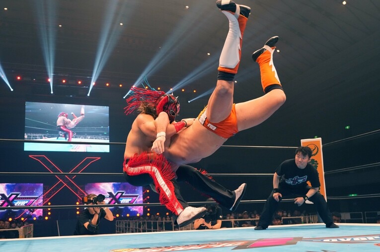 ザック・セイバーJr.をピンチェ・ロコでマットに叩きつけるエル・デスペラード　©Essei Hara