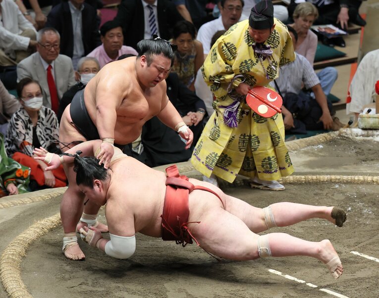 優勝決定戦。貴景勝は立ち合いで変化し、熱海富士をはたき込みで下した【2枚目／全2枚】　©JIJI PRESS