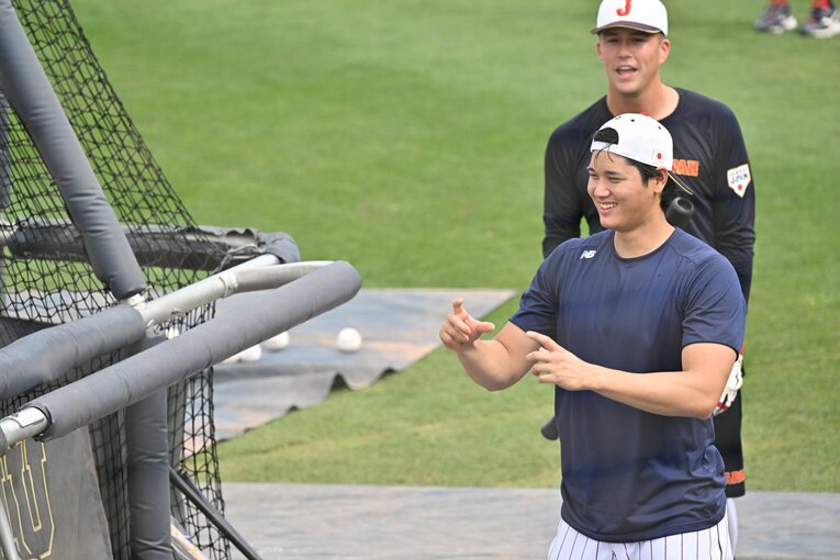 ヌートバーと談笑する大谷翔平　©Naoya Sanuki