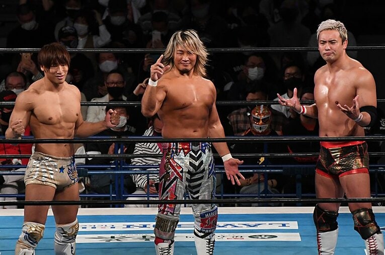 飯伏幸太（左）と棚橋弘至（中央）との夢の3ショットを実現させたオカダ・カズチカ。プロレスラーとしてのプライドを見せた ／ photograph by Masashi Hara