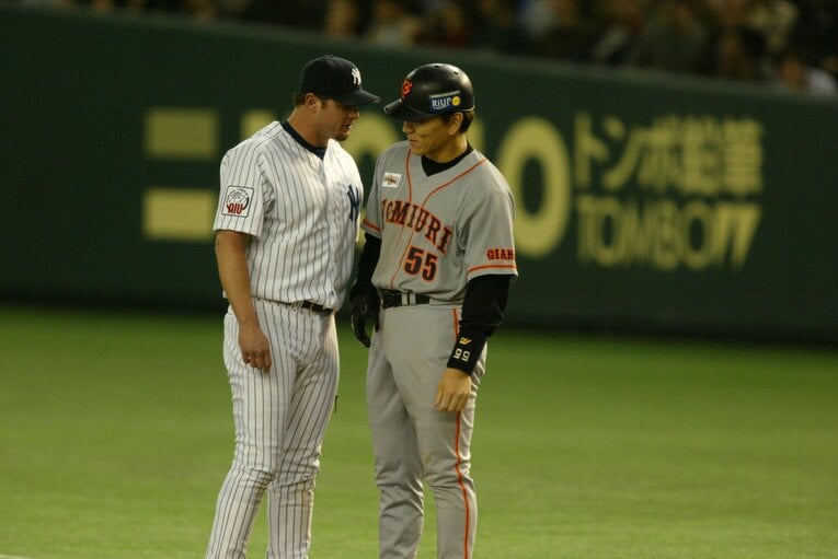 2002年の日米野球。ジアンビ―（ヤンキース）に声をかけられる　©Kazuaki Nishiyama