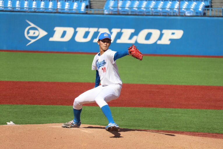 決勝の早大戦でマウンドに上がった青学大「次世代エース」の2年生・鈴木泰成。187cmの長身投手だ　©Yu Takagi