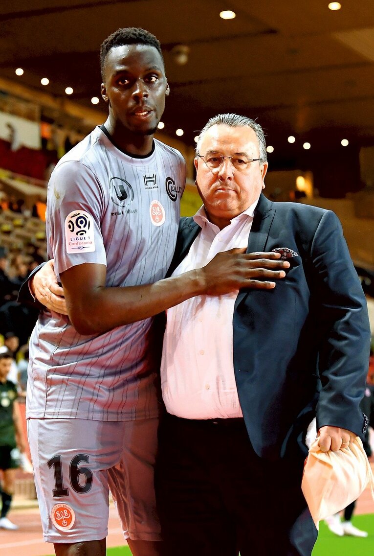 所属した2018年には年間28失点というリーグ最少失点記録を樹立した、ランスのジャン･ピエール・カイヨ会長と