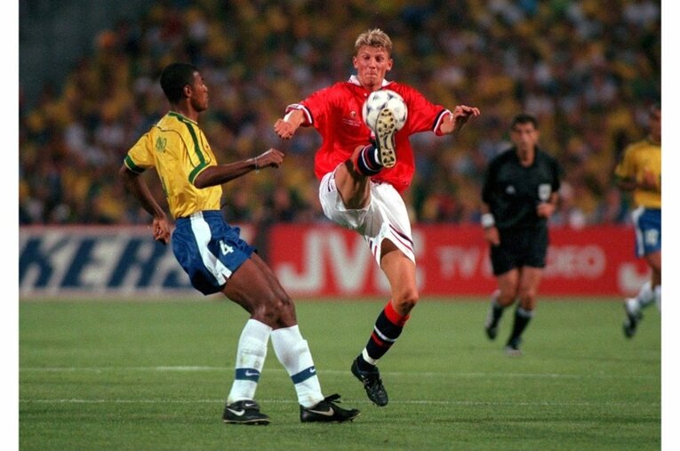フローを擁してブラジルに勝利したフランスW杯©Getty Images