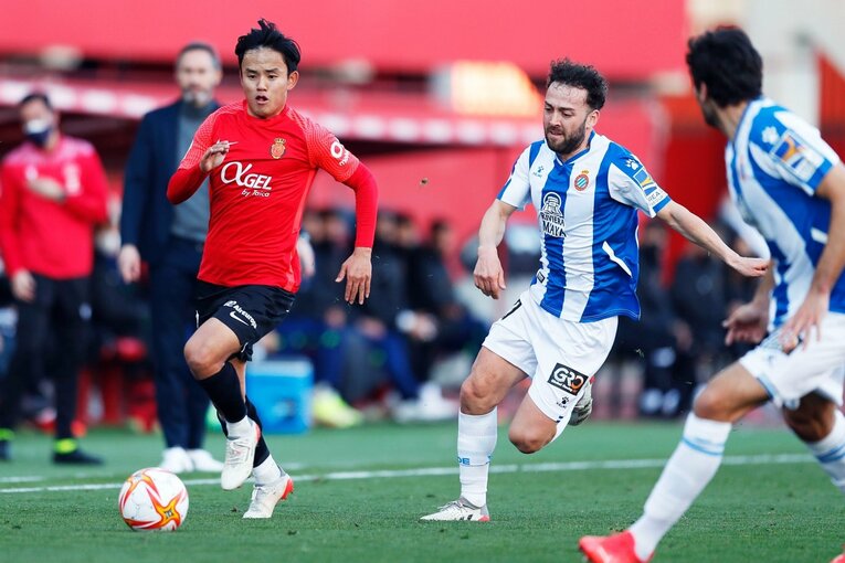 久保建英“オレが蹴る”FK弾→手荒い祝福に「い、痛いんですけど」 カメラマンが至近距離でとらえた一撃と、ファンから“感謝の大拍手”(24)