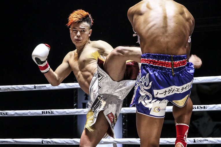 那須川天心の左ミドル　©Susumu Nagao