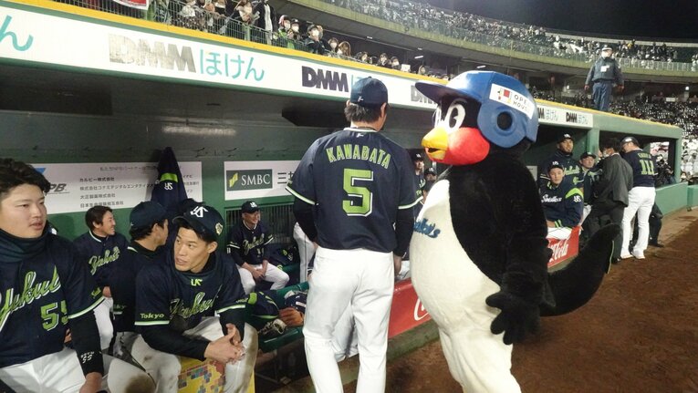 川端に何かを話す（？）つば九郎を激写　©つば九郎